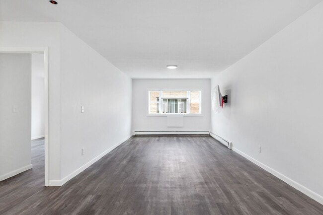 Building Photo - 1045 River St