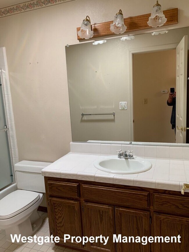 Foto del edificio - 1160 Birch Dr