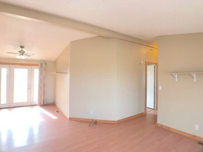 Foto del edificio - 4 bedroom home in Moriarty. Country Living! Close to I-40.