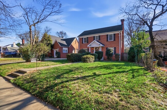 Foto del edificio - Historic Wesley Heights Home | Walkable to Uptown | 2 Primary Suites