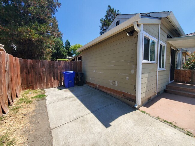 Building Photo - Cute & Cozy 1 Bedroom/ 1 Bath House in San...