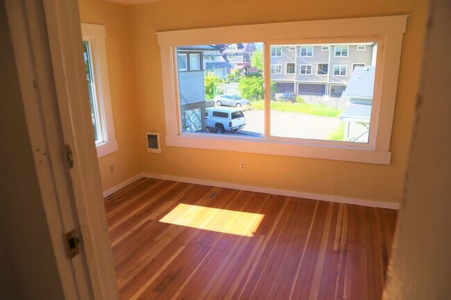 Foto del edificio - ON MONROE! Remodeled 4 Bed/2 Bath Better than on Campus