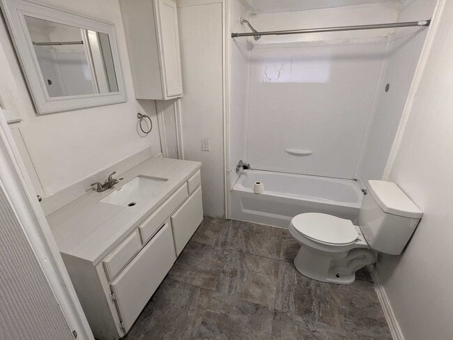 Building Photo - 195 Fernwood Dr