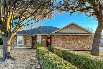Building Photo - 701 Hillside Dr