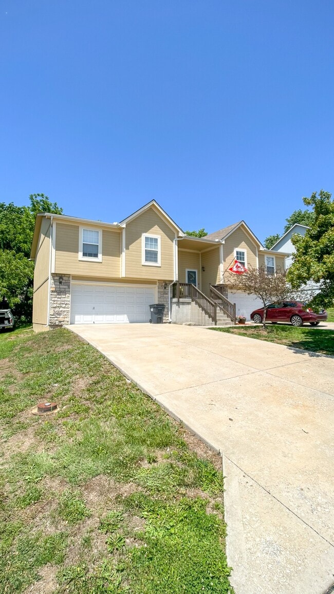 Building Photo - 710 NW Scenic Ln