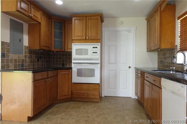Building Photo - 10838 Winding Creek Way