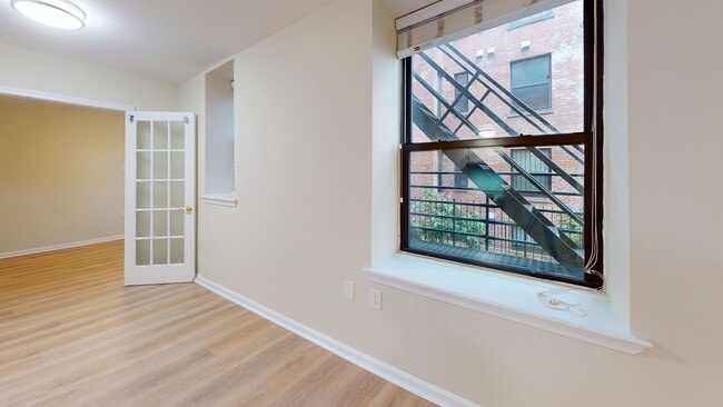 Building Photo - Columbia Heights Two Bedroom/One Bathroom In Amazing Location! Washer/Dryer in Unit!