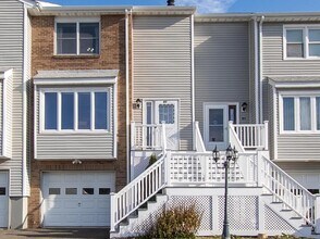 Building Photo - 83 Carriage Dr