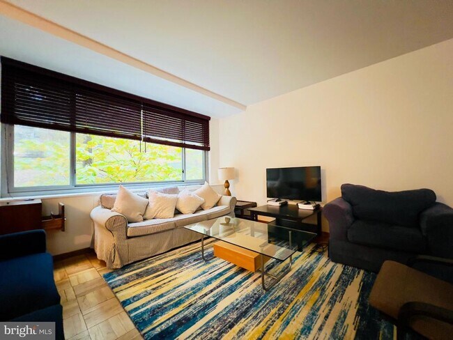 Foto del edificio - 4200 Cathedral Ave NW