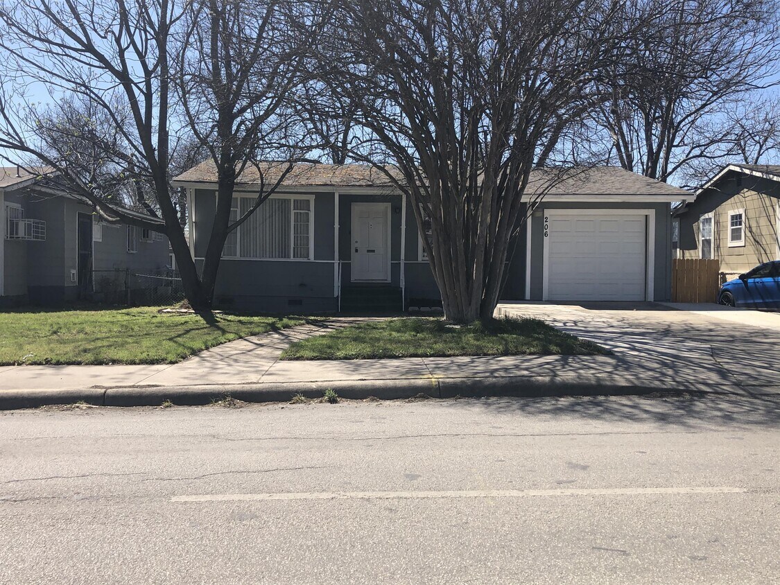 Primary Photo - 206 Babcock Rd