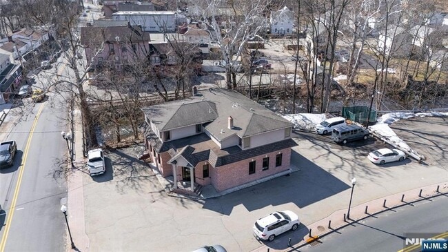 Building Photo - 146 Main St