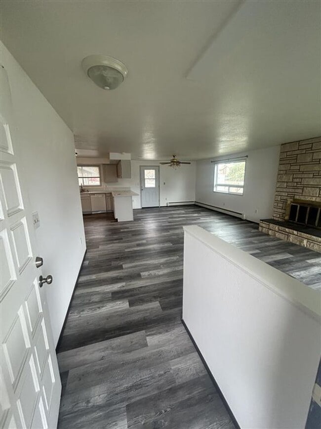 Foto del edificio - 209 E 3rd St