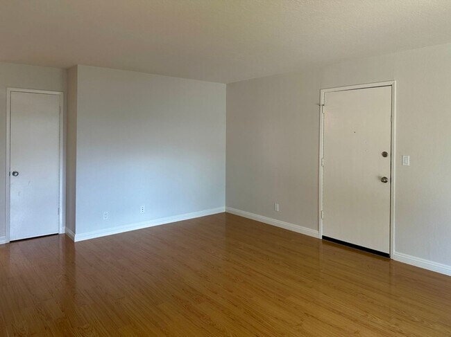 Foto del edificio - Spacious 2 Bedroom a Bath Upstairs Apartme...