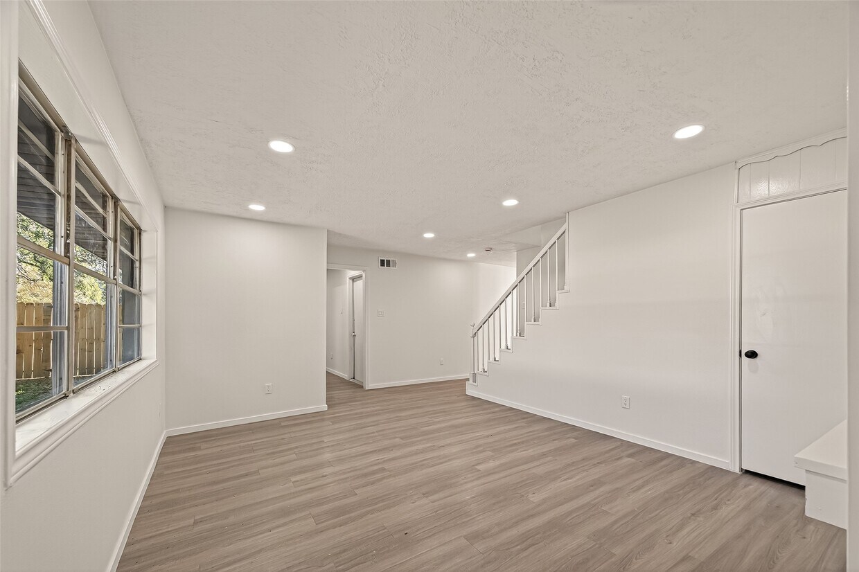 Building Photo - 2015 N Fisher Ct