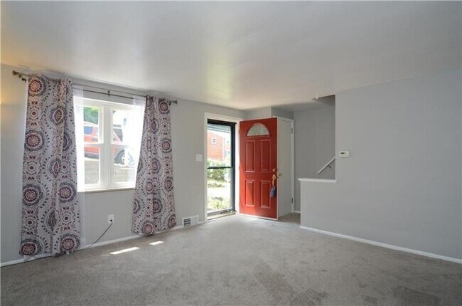 Foto del edificio - Two Bedroom in Castle Shannon! Central air...
