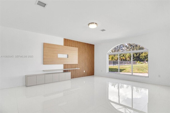 Building Photo - 425 SW 129th Ave