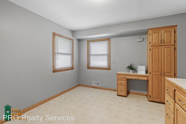 Building Photo - 3 br, 1 bath House - 201-98th Street W