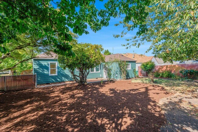 Building Photo - Sweet & Charming 2/1 Home Available Immedi...