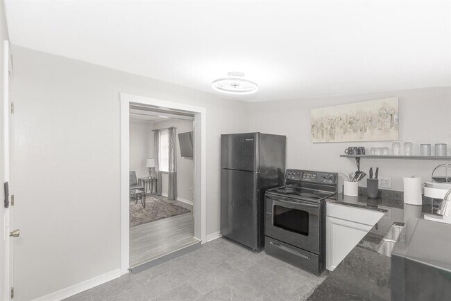 Building Photo - 107 Iona Ave