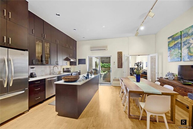 Foto del edificio - 321 E 53rd St
