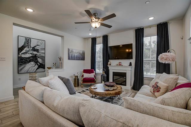 Building Photo - 3928 Cresthill Dr