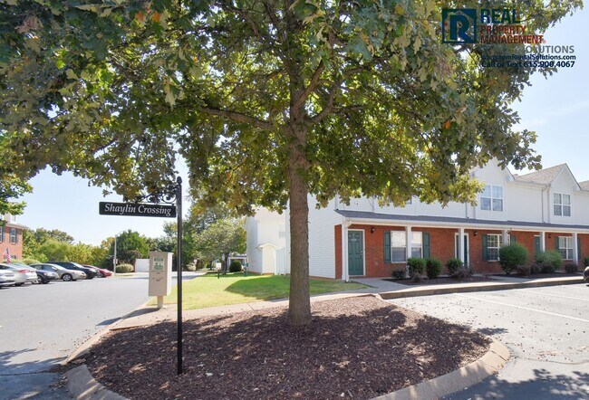 Building Photo - Beautiful end unit townhome less than 1 mi...