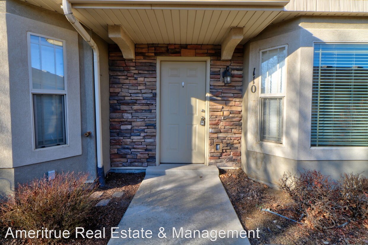 Primary Photo - 3 br, 2.5 bath House - 110 S Tamarak CIR.