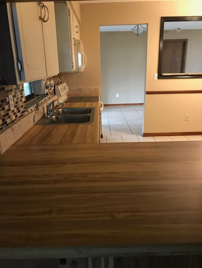 Building Photo - 1096 Willow Wood Dr