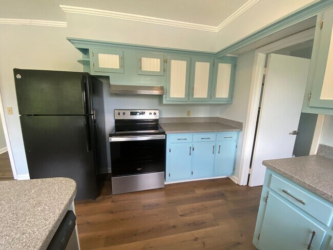 Foto del edificio - Downtown West Jefferson Living – 3BR Home with Deck & Carport