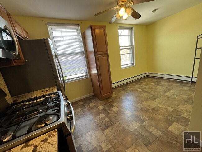 Foto del edificio - Spacious Two Bedroom with Balcony in Astor...