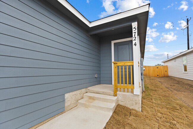 Foto del edificio - 5724 Mangas Cir