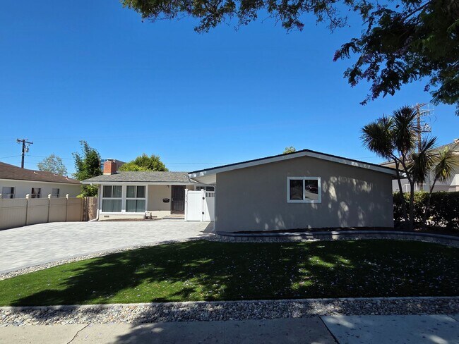 Foto del edificio - 4+2 Single Family home on desirable Ventura street Near Hospital