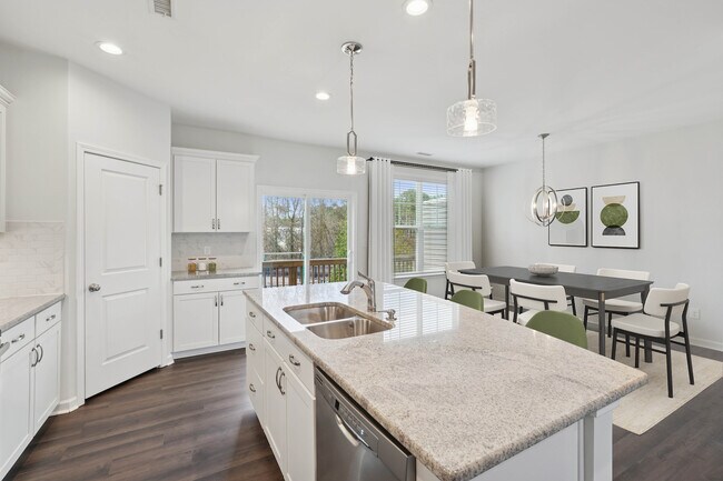 Paquete de actualización Cocina y comedor con piso de tablones de vinilo de superficie dura - Avalon Townhome Collection Brier Creek