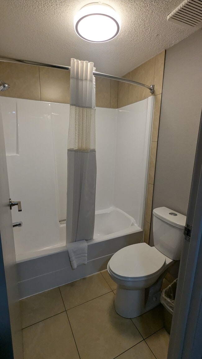 Building Photo - 3282 13 Av SE