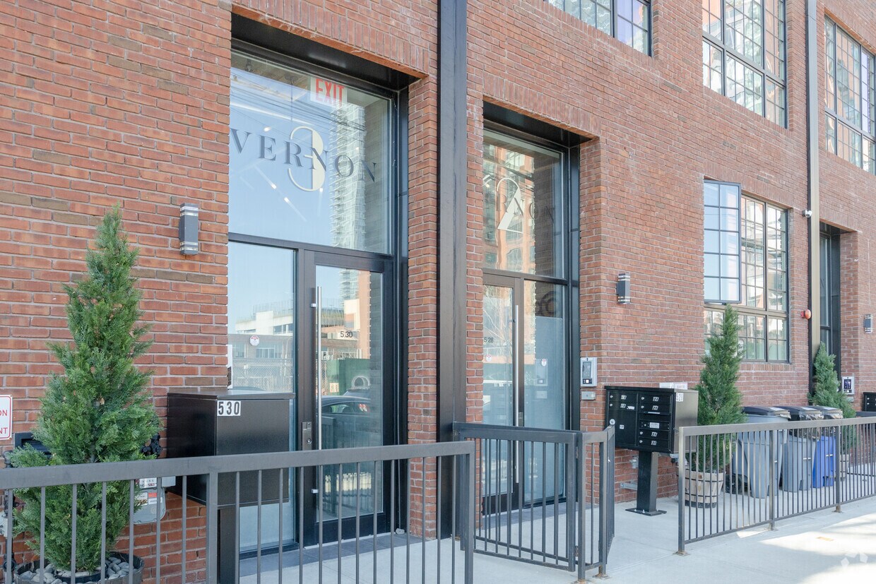 Building Photo - Vernon 3