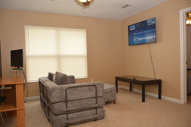 Foto del edificio - 979 Kemper Meadow Dr