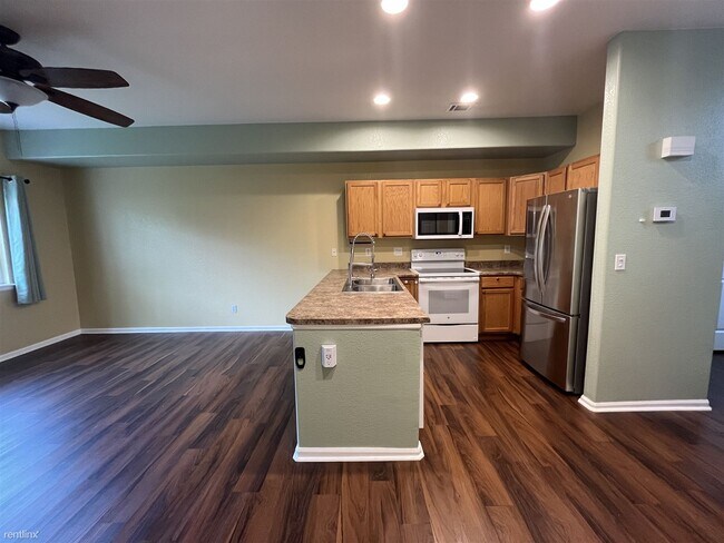 Foto del edificio - 3 br, 2.5 bath Townhome - 2255 Coronado Pa...