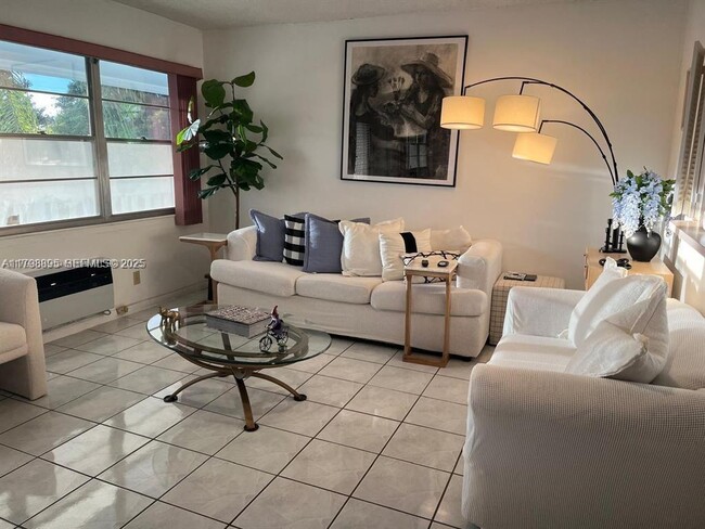 Building Photo - 17 Westbury E