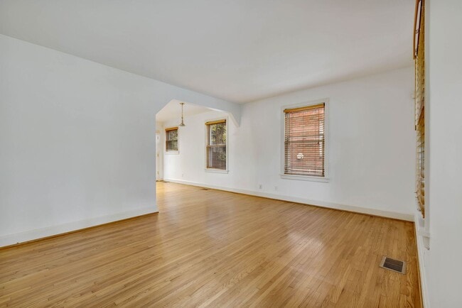 Building Photo - Charming and well-maintained 2-bd 1-bath h...