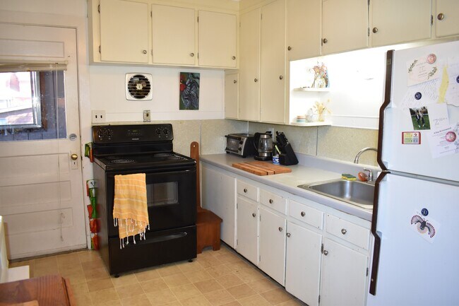 Kitchen - 220 Webber Ave