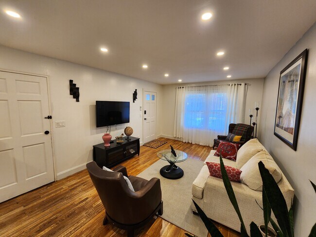 Building Photo - 957 E 78th St