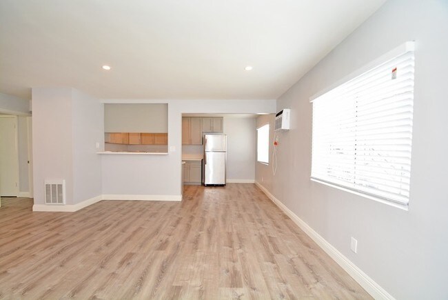 Building Photo - NEW upgraded 3 / 2 ground floor apartment!