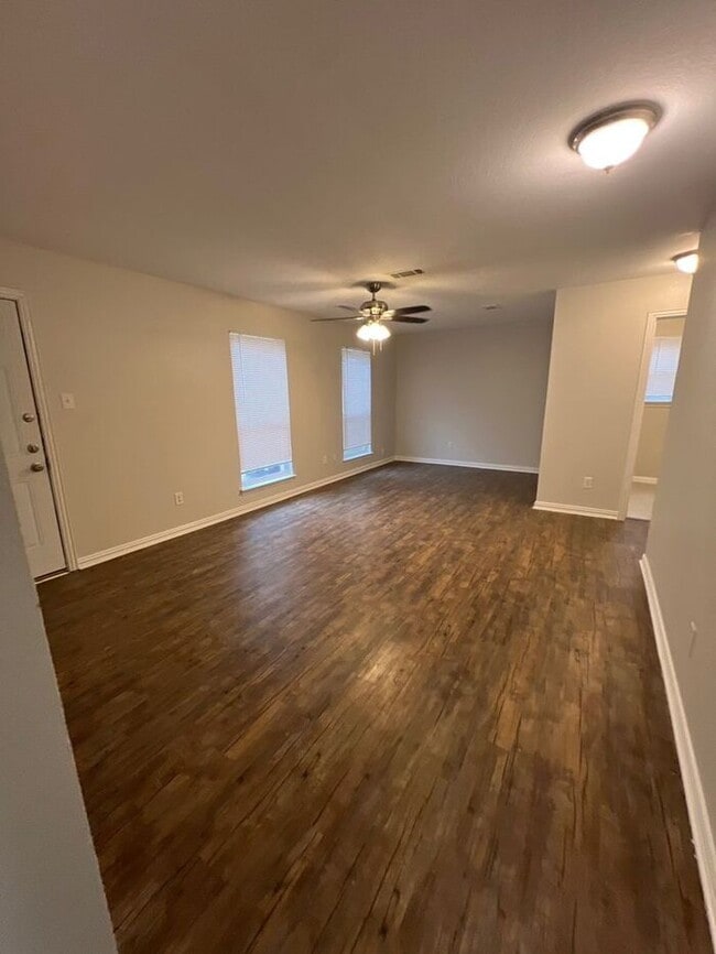 Foto del edificio - 914 Gallant Fox Dr