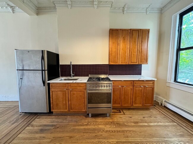 Building Photo - 19 Henry St