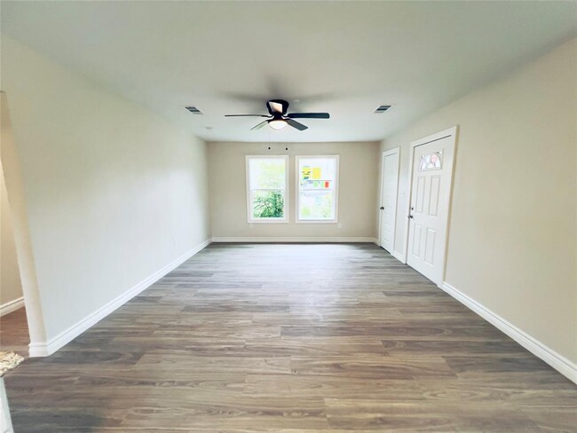Building Photo - 5415 Ridgeway Dr