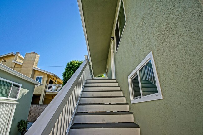 Foto del edificio - NEWLY REMODELED, SPLIT-LEVEL 3BR2BA DUPLEX...