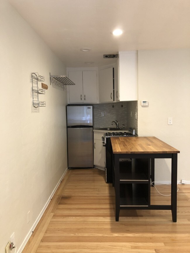 Foto del edificio - AVAILABLE NOW 1 BD 1 BR Unit