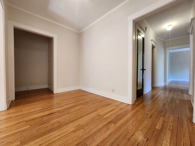 Foto del edificio - Large 3-bed/1-bath Apartment in the Heart of Rogers Park!