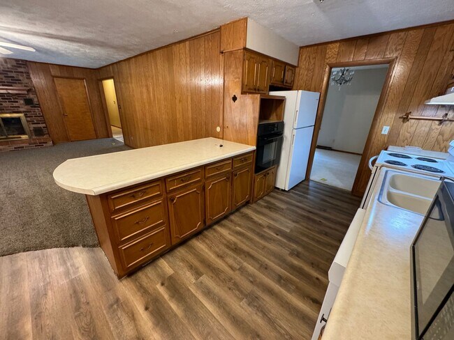 Building Photo - Great 3 bedroom 2.5 bath ranch style home