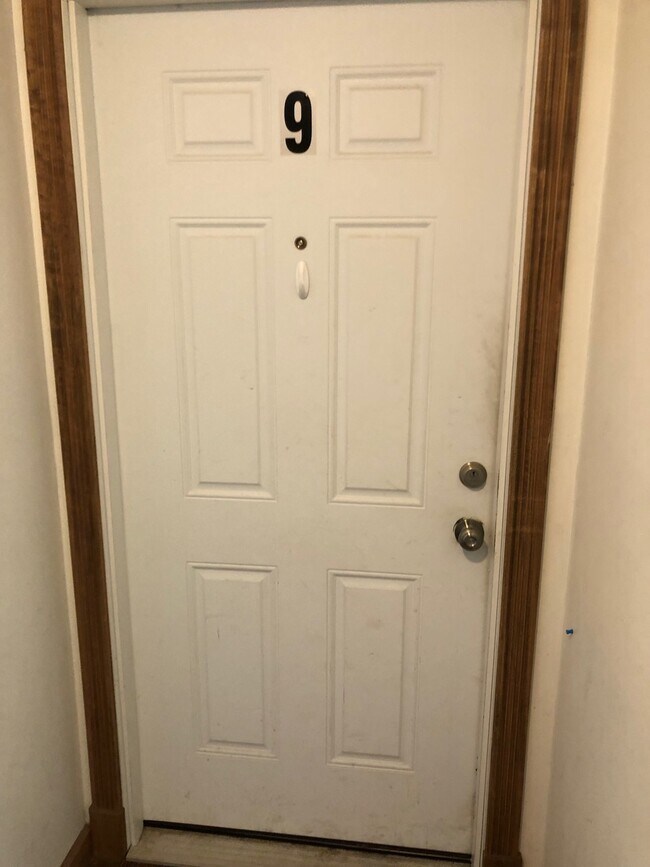 Foto del edificio - 686 Sebago Rd